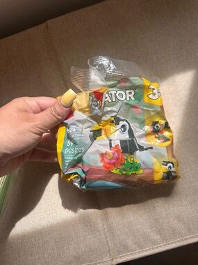 Mini Building Toy Set - Penguin/Toucan Figure - Yellow & Black